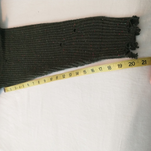 👀NWT! Distressed sweater, tagged as M but more like L/XL. Dark green.See pics. - Picture 10 of 13